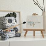 Koala en peluche montrant un tableau de bilan